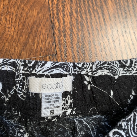 Flowy black and white shorts - Picture 3 of 4